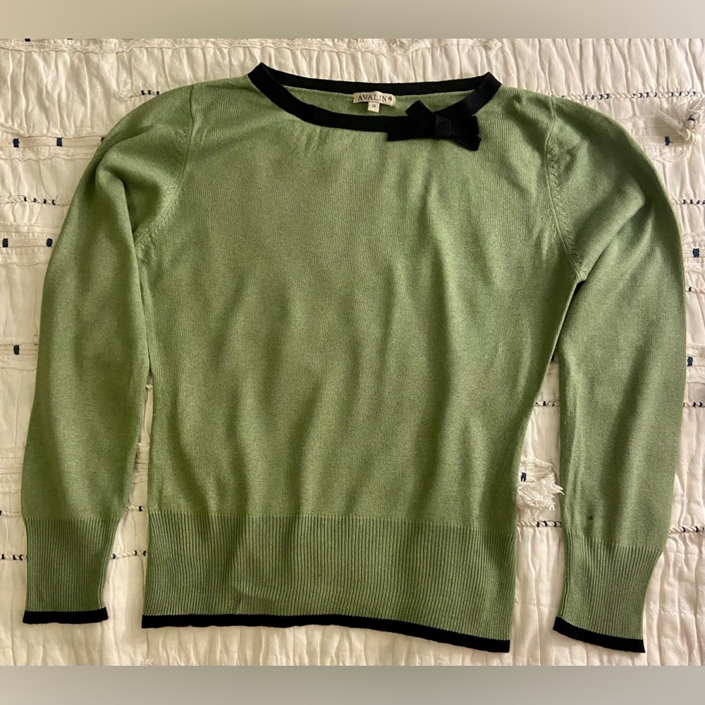 Green sweater w small black bow and black border, size M